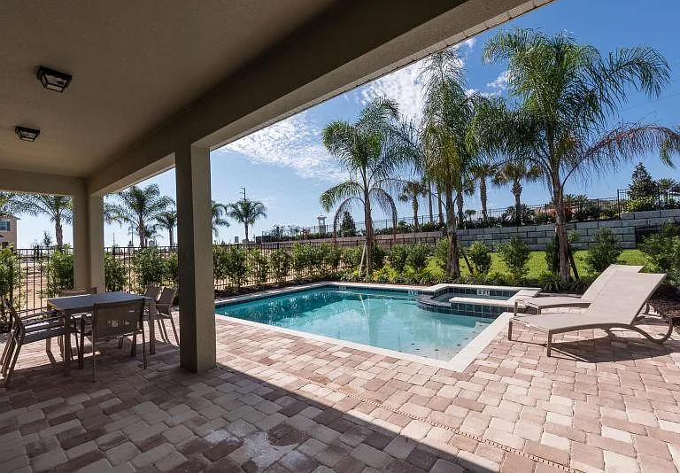 The swimming pool in the back yard(A)