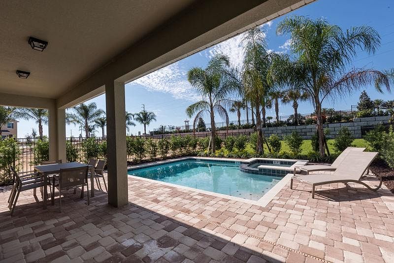 The swimming pool in the back yard(A)