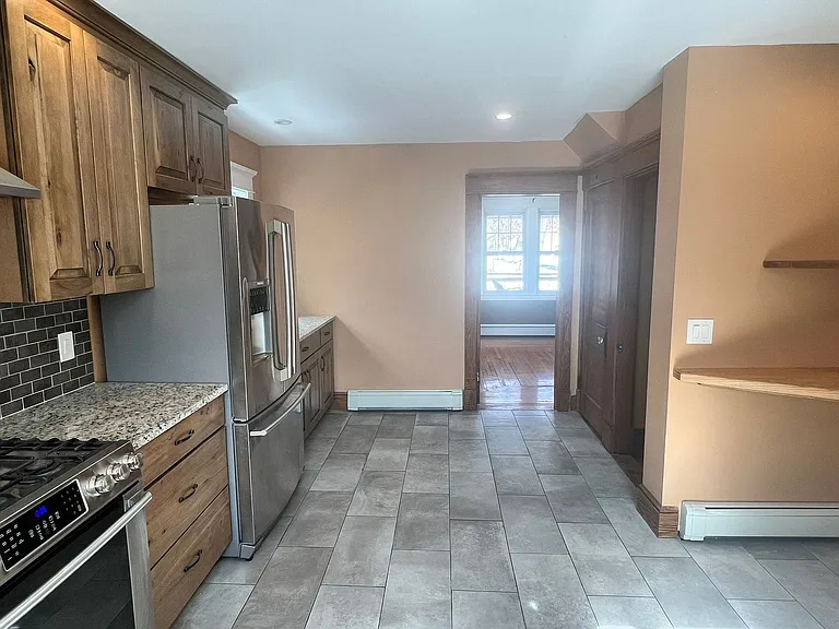 184 Hartford Ter — Photo 12