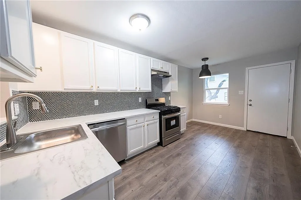 2 bed, 1.0 bath, 900 sqft, $1,695 — Photo 2