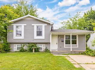 610 S Winding Dr, Waterford, MI 48328