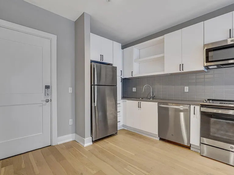 601 E 39th Street — Photo 12