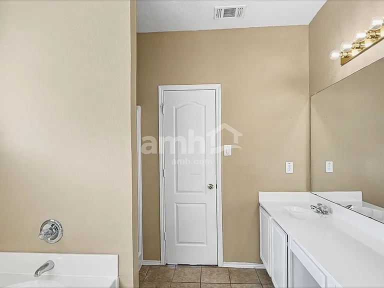 7504 Wood Slope Dr — Photo 14