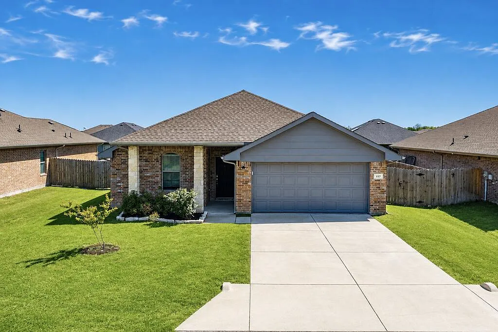 4 bed, 2.0 bath, 1705 sqft, $2,100 — Photo 2