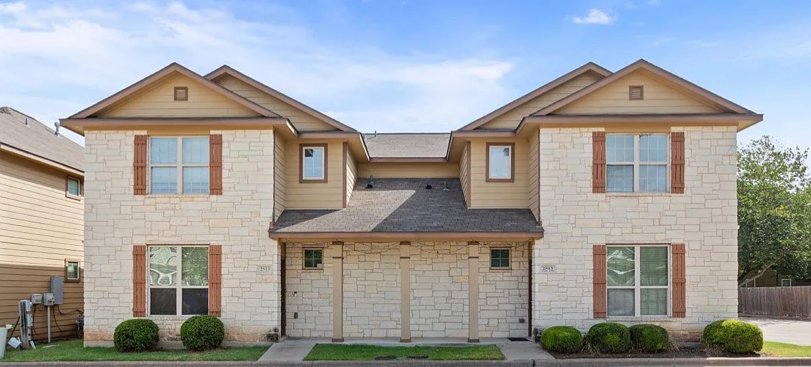 4 bed, 4.5 bath, 2500 sqft, $2,200 — Photo 4