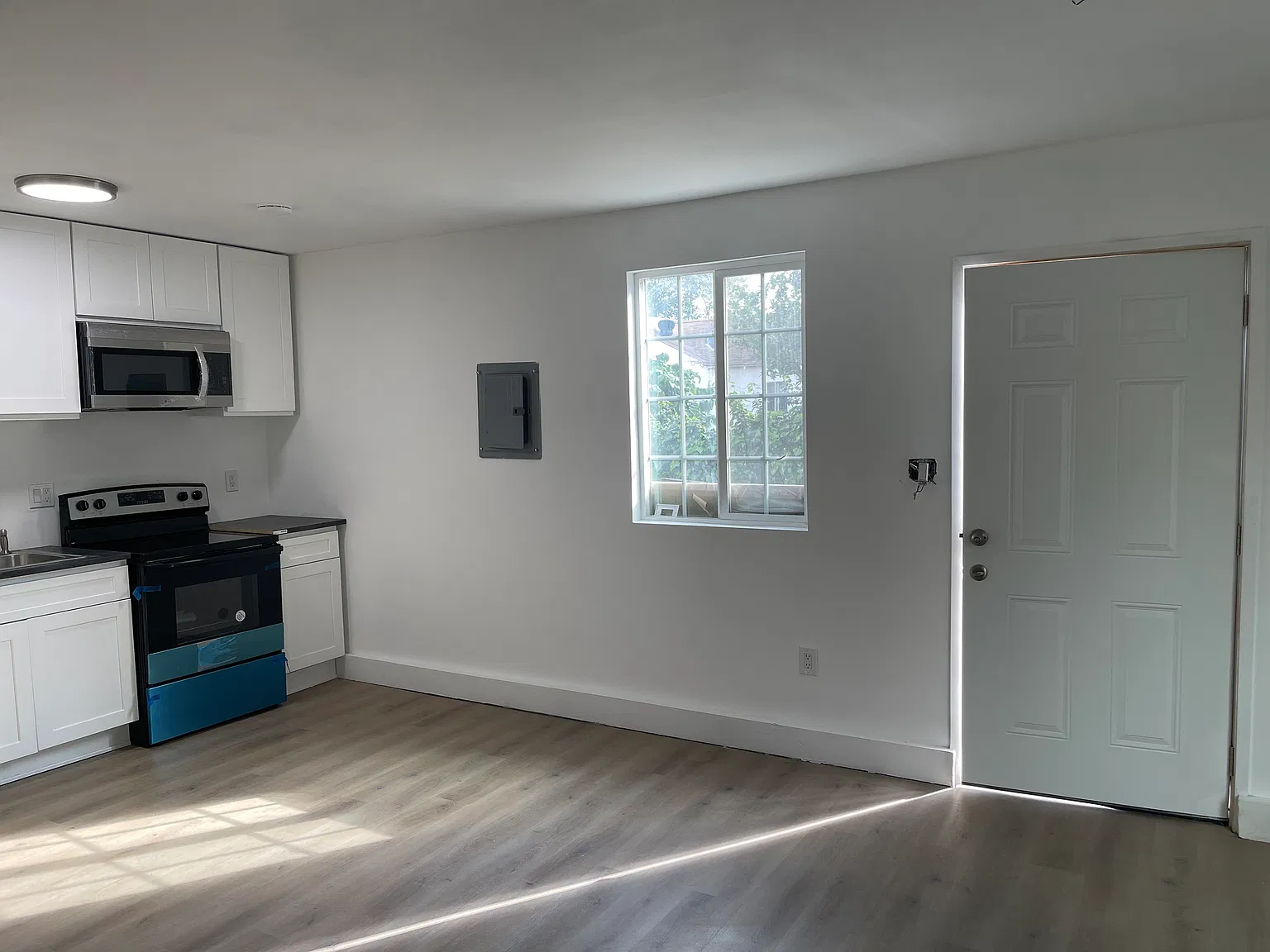 6023 Rockne Ave — Photo 2