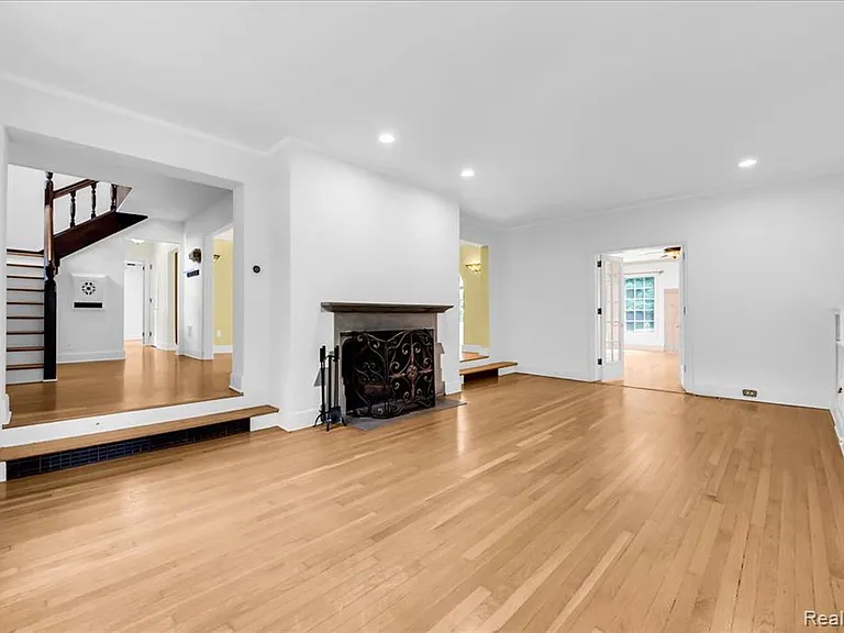 455 Linden Rd — Photo 9
