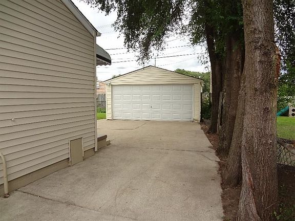 3rd image of 1239 Lexington Pkwy