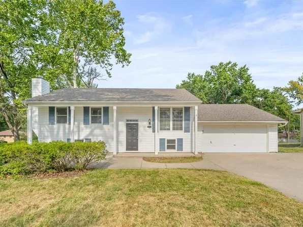 1042 Lindenwood Ln, Liberty, MO 64068