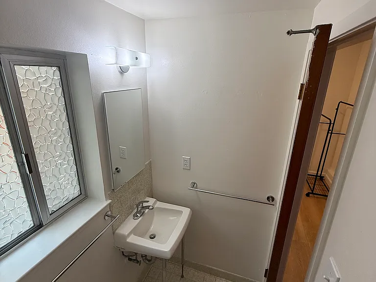 1525 Powell St — Photo 9