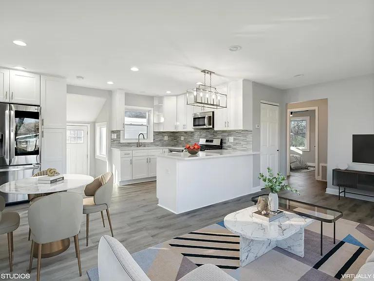 810 S Jackson St — Photo 3