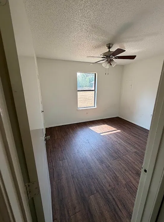Redbud Apartments - B5 — Photo 4