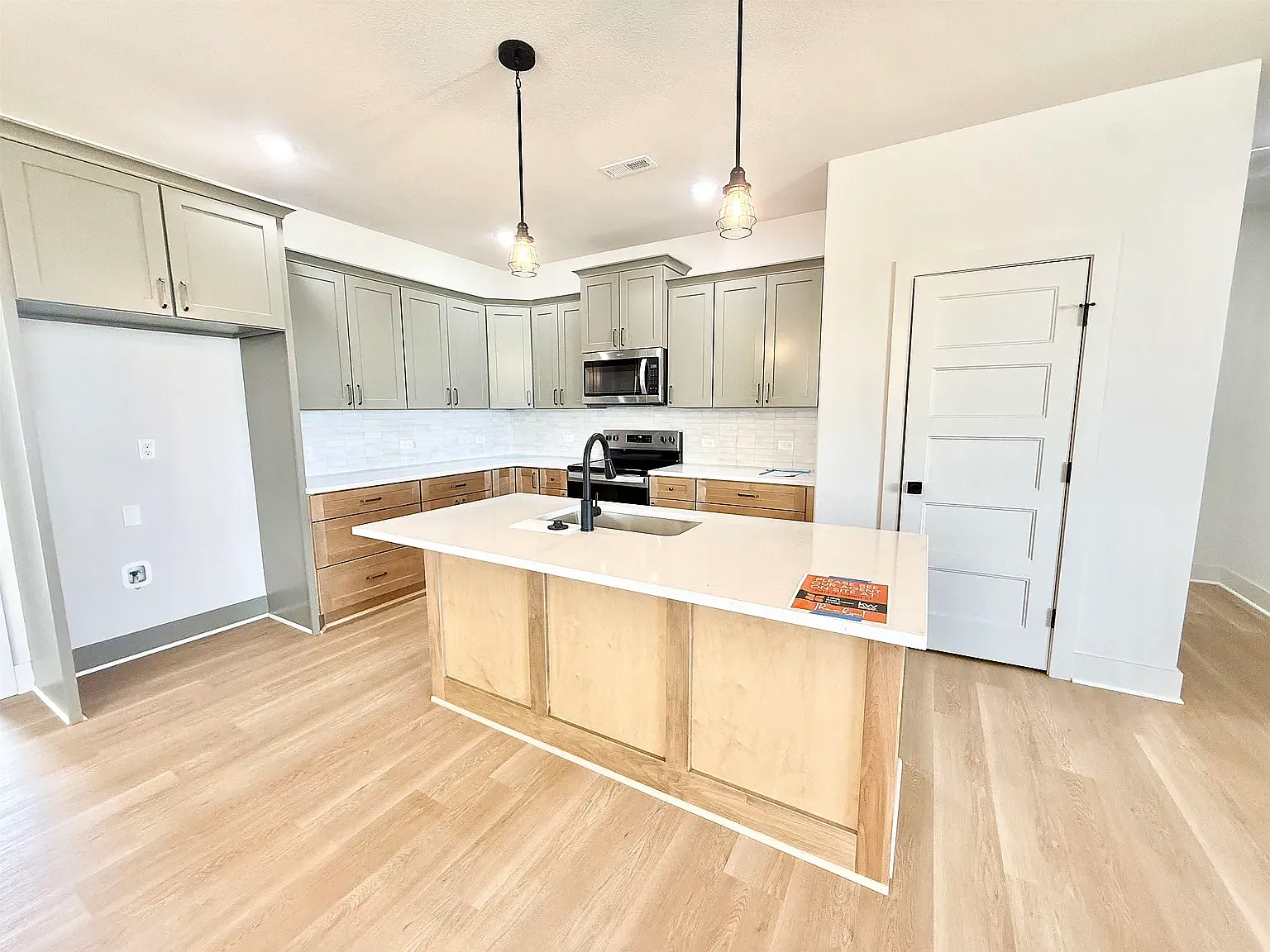 3 bed, 1584 sqft, $2,400 — Photo 2
