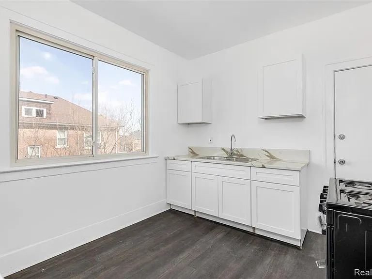 3217 Elmhurst St — Photo 7