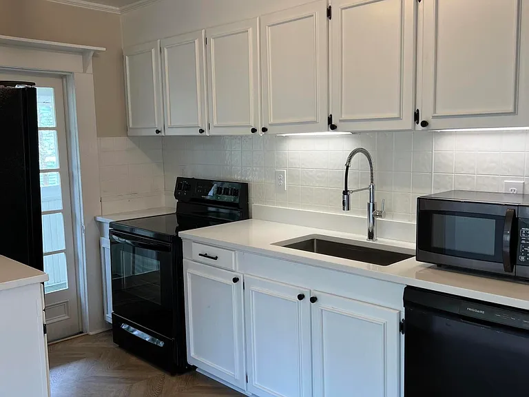 145 E Vermont Ave #B — Photo 2