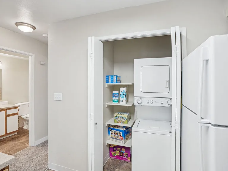 Stratford Apartments — Photo 18