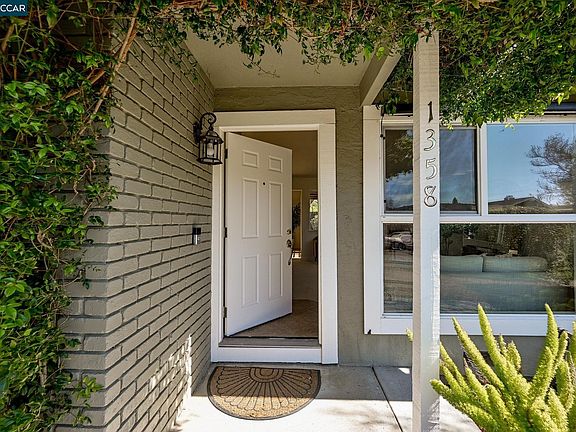 3rd image of 1358 Swallowtail Rd