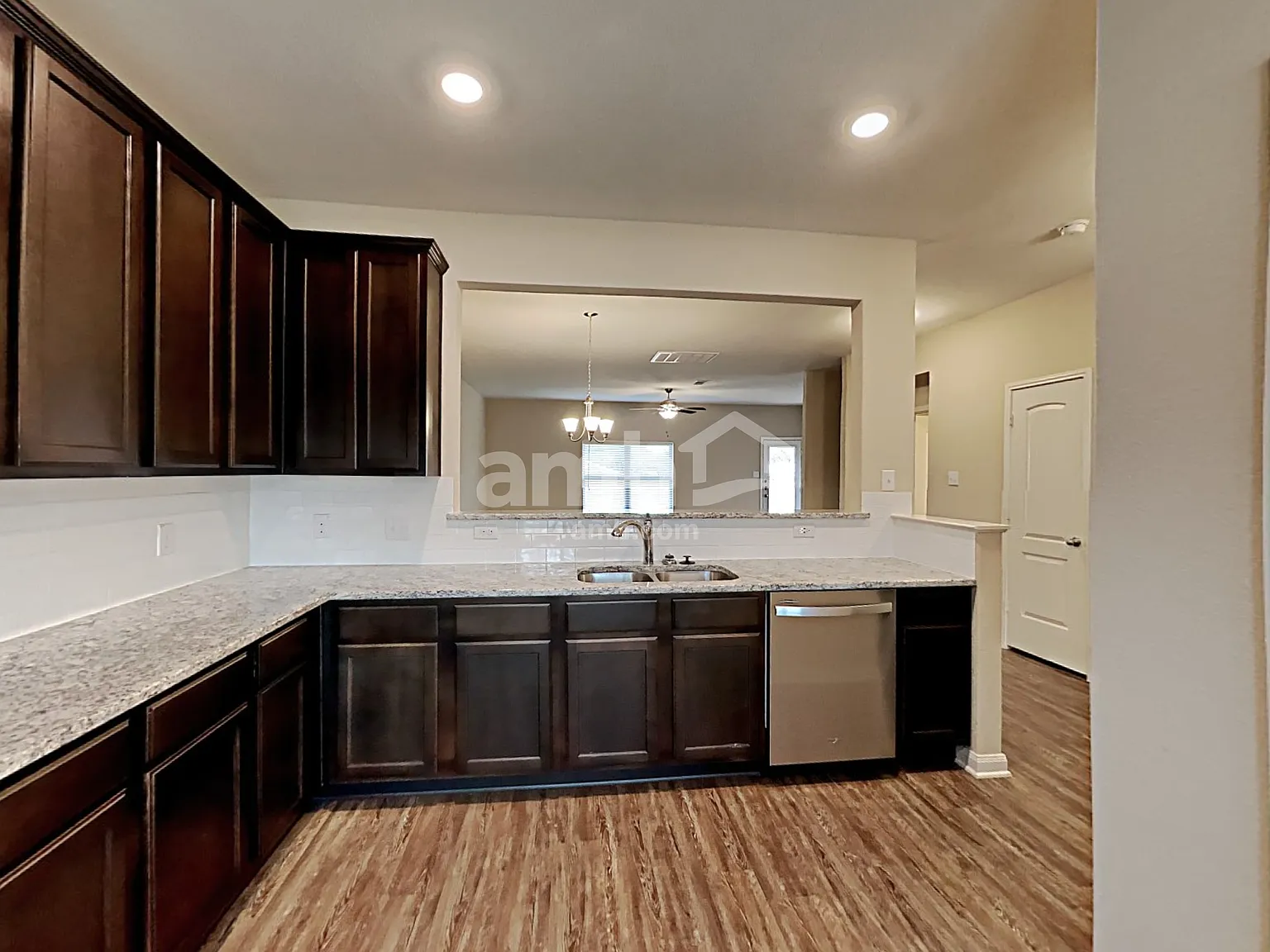 5 bed, 2.5 bath, 2758 sqft, $2,540 — Photo 2
