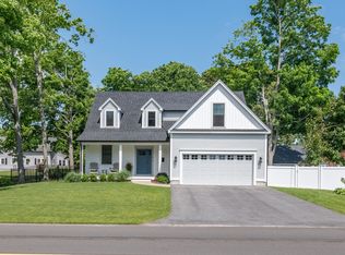 62 Grove St, Clinton, CT 06413