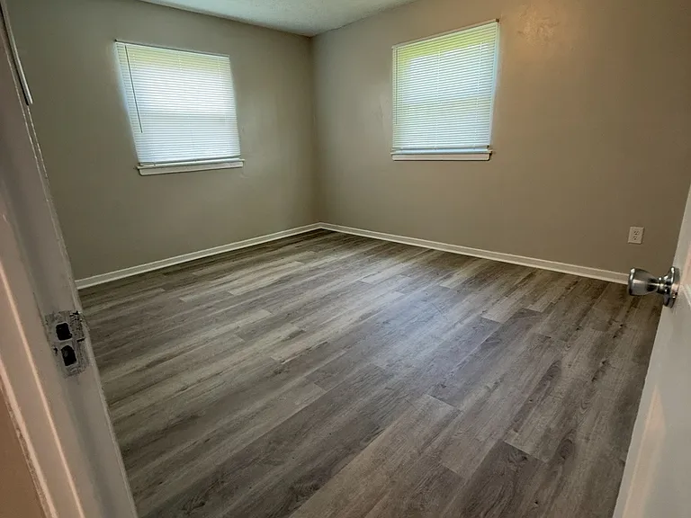 2155 N Catherwood Ave — Photo 6