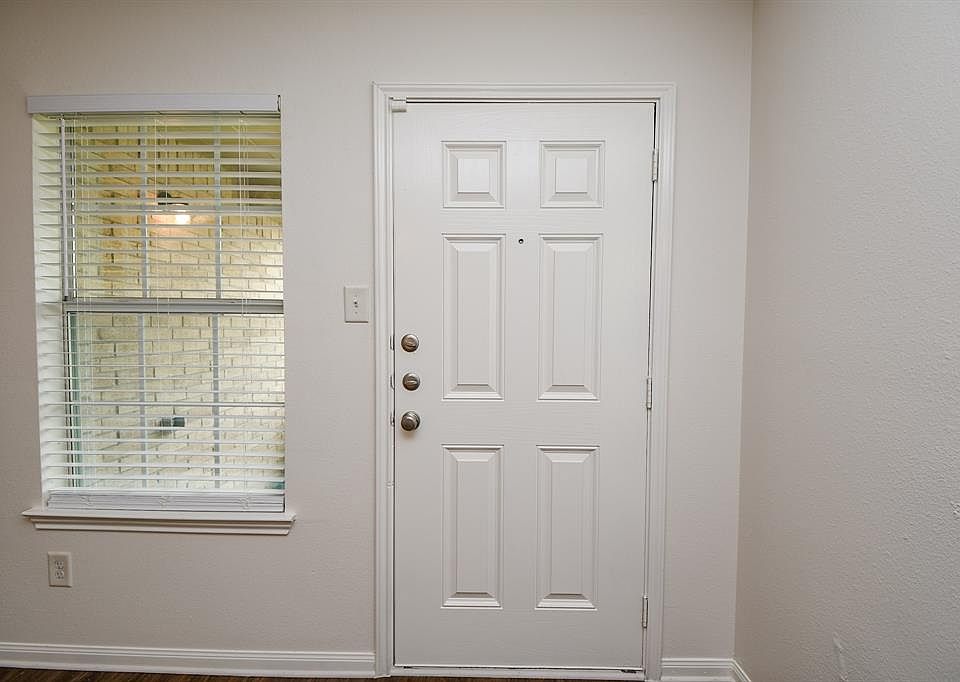 1st image of 878 Darbydale Crossing Ln