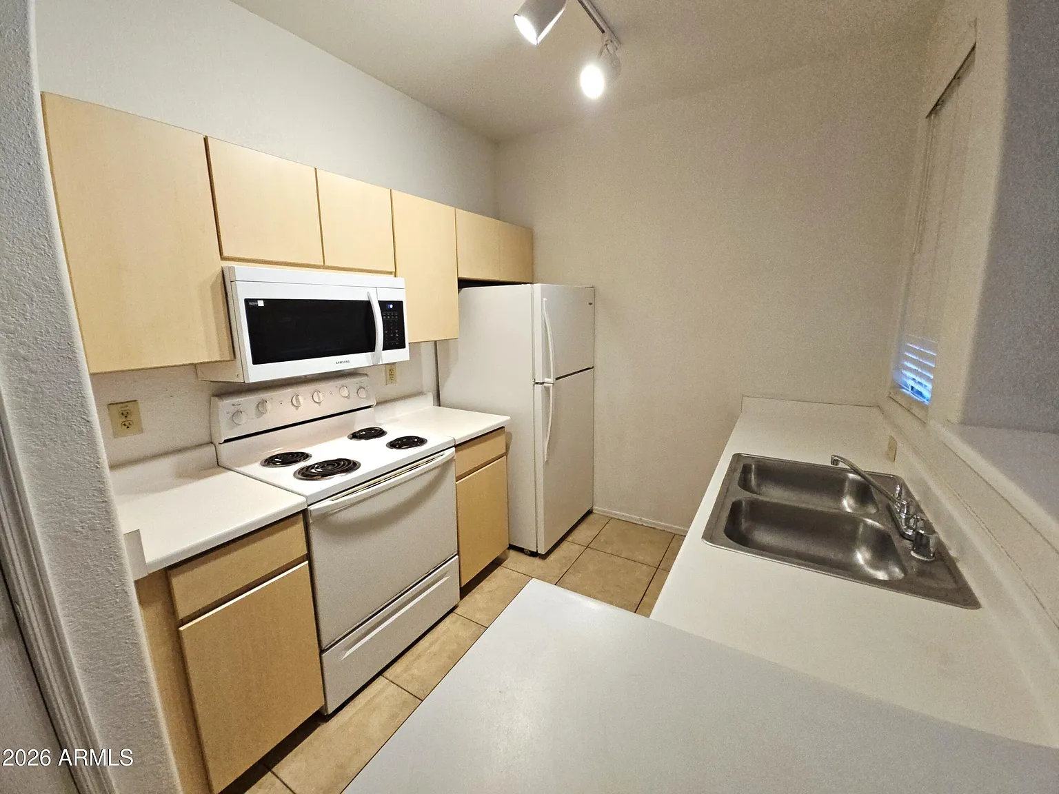 1 bed, 1.0 bath, 827 sqft, $1,100 — Photo 3