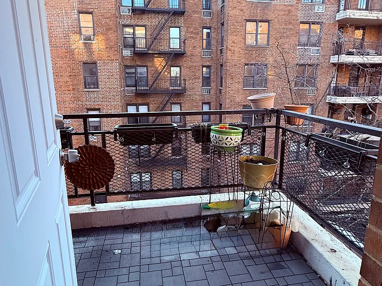 665 Thwaites Pl — Photo 10
