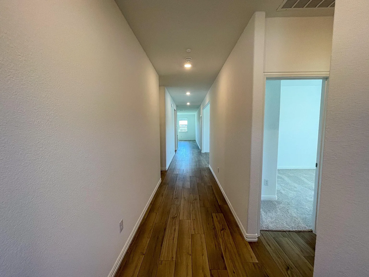 4 bed, 2010 sqft, $2,500 — Photo 4