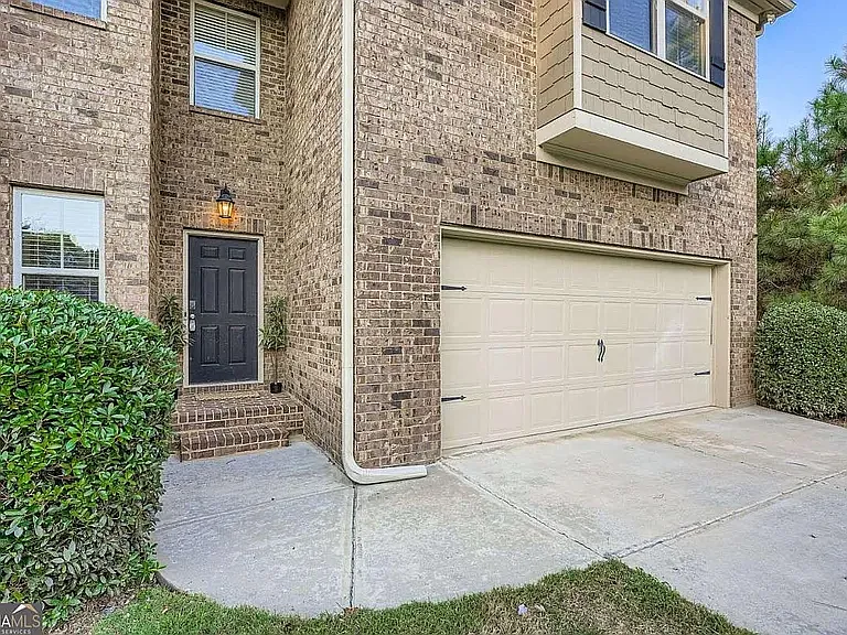 5 bed, 2933 sqft, $2,550 — Photo 3