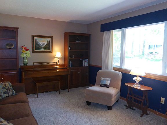 3rd image of 3911 Woodside Dr
