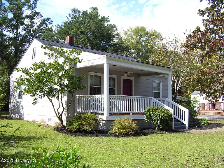 402 Sanborn St — Photo 2