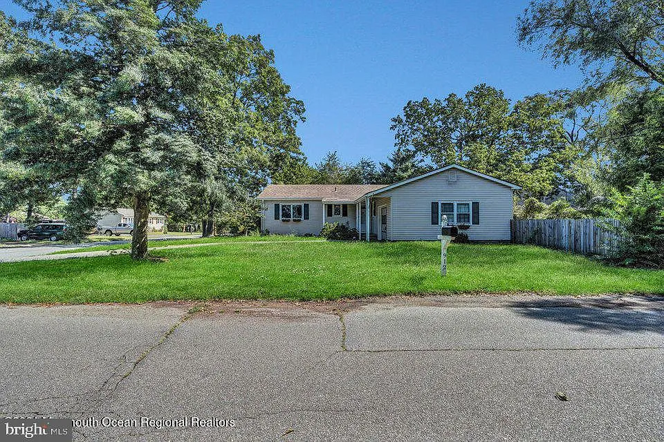 912 Oakdale St photo 1