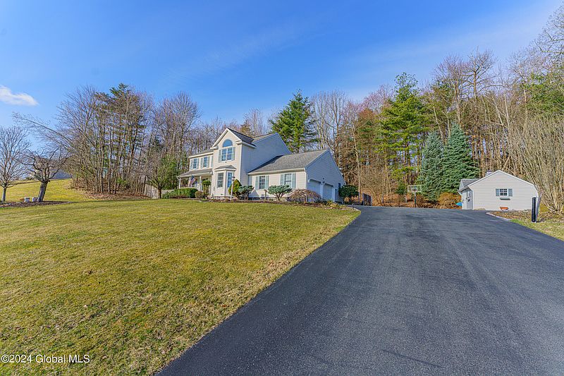 2nd image of 15 Thomas Drive