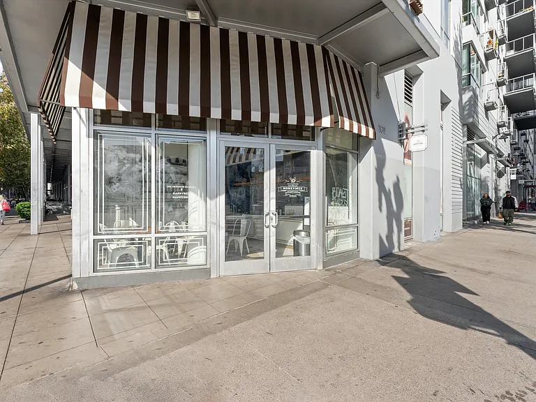 645 W 9th St #631 — Photo 18