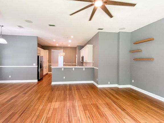 3rd image of 1015 Eagle Point Dr