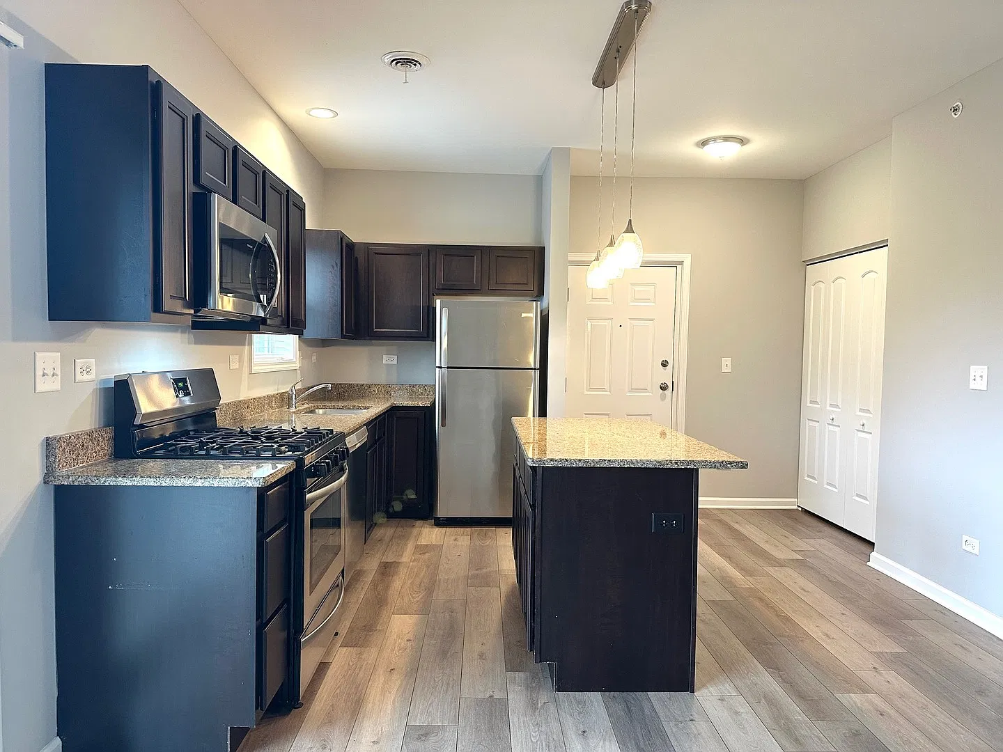 1 bed, 730 sqft, $1,650 — Photo 3