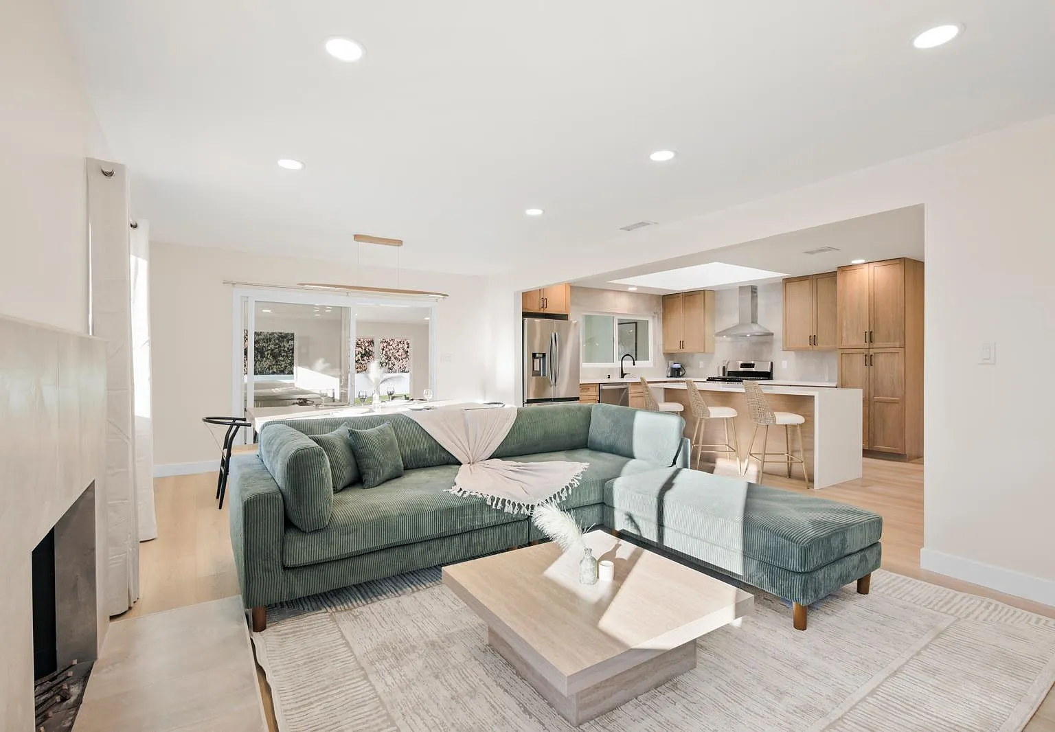 3 bed, 1650 sqft, $6,250 — Photo 1