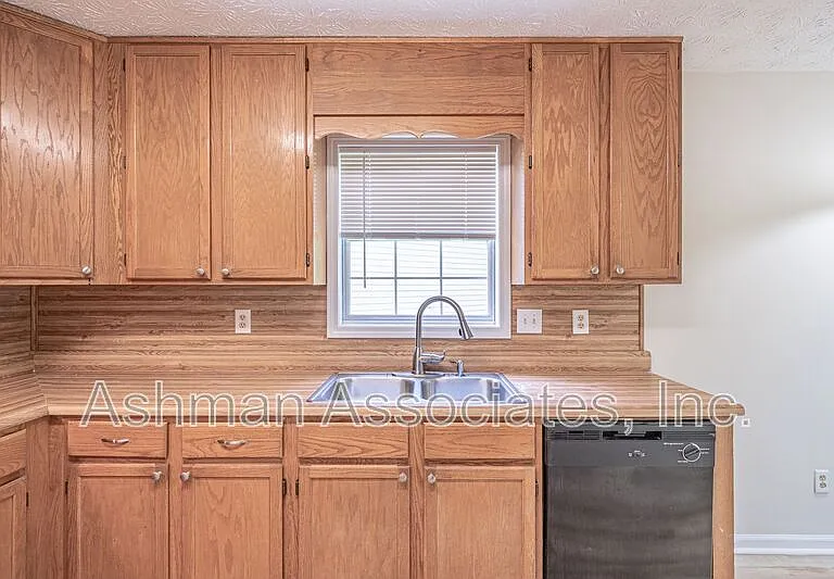 2402 Betsy Ct SW — Photo 18