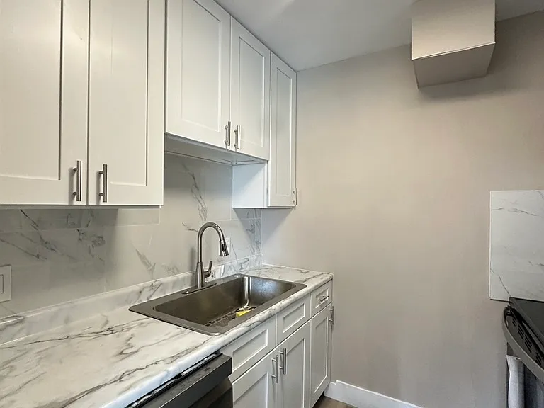 1045 S Evergreen Ave #204 — Photo 3