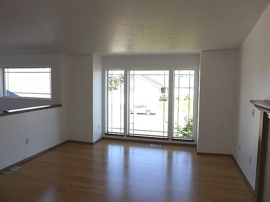 3rd image of 406 S Moore Ln