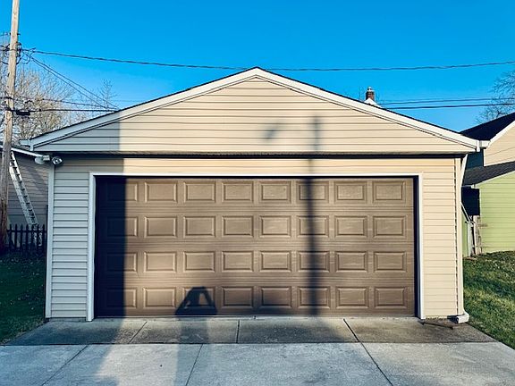 3rd image of 3867 E 38th St