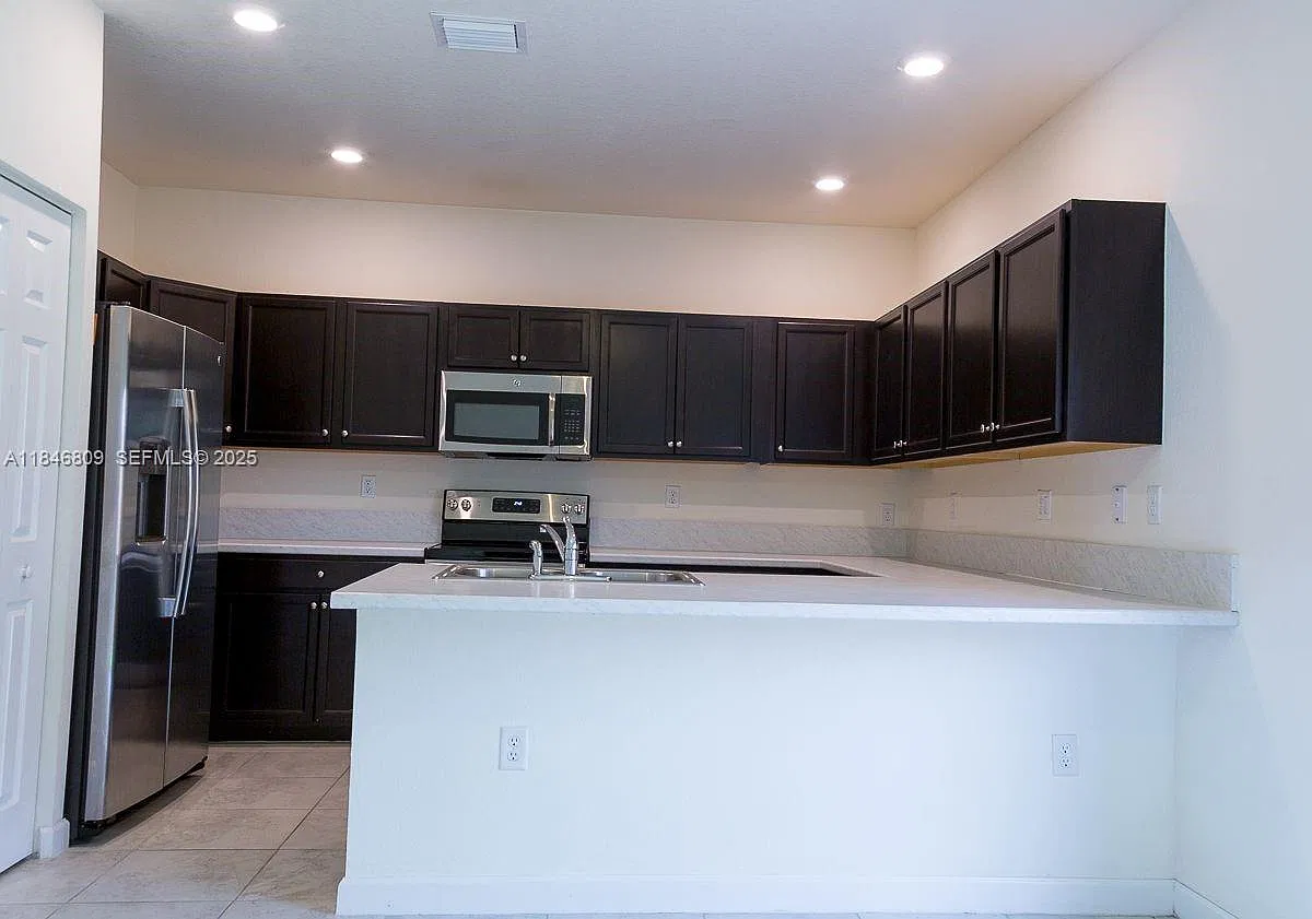 3 bed, 2.5 bath, 1659 sqft, $2,600 — Photo 3