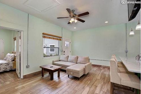 5th image of 821 Mulberry St #B