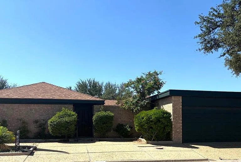 1413 Ventura Ave — Photo 1