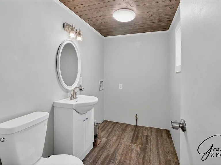 2315 Yemans St — Photo 14