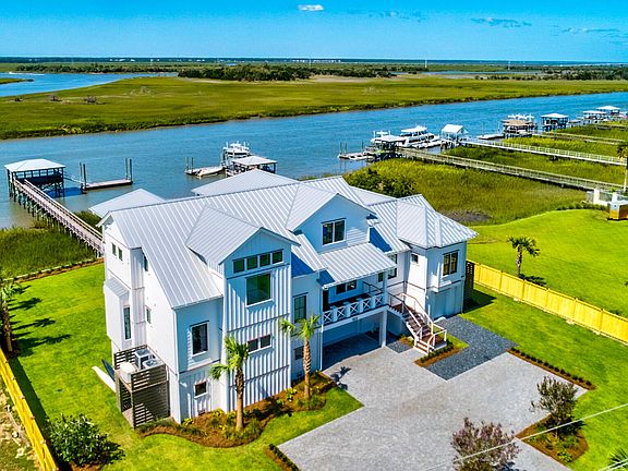 2nd image of 305 Palm Blvd