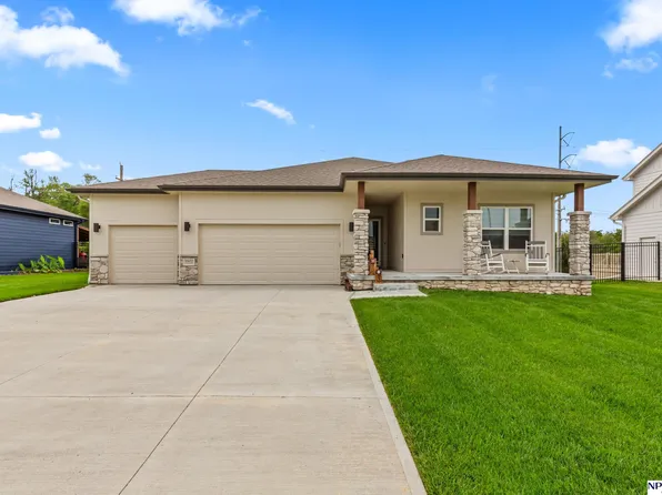 10452 S 113th St, Papillion, NE 68046