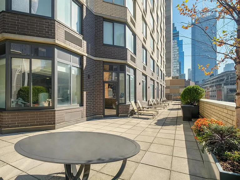 420 W 42nd St #38F — Photo 16