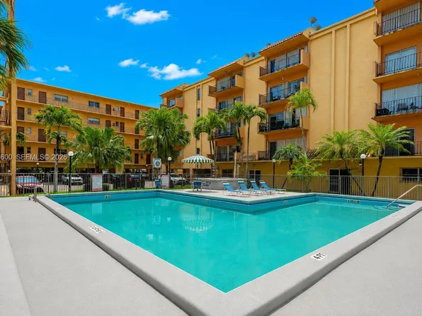 1900 W 54th St APT 220, Hialeah, FL 33012