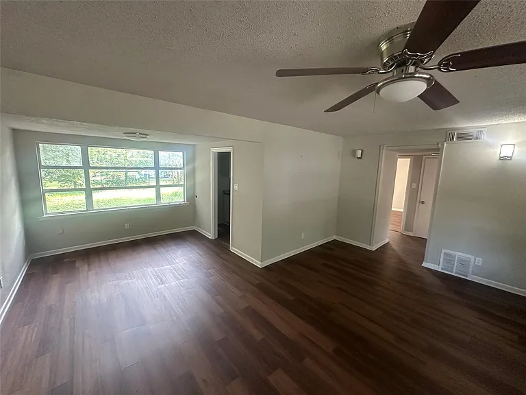 2908 Binyon St — Photo 2